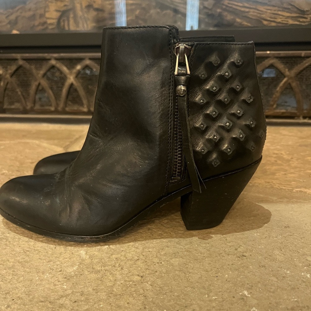 Womens Sam Eldeman black leather boots